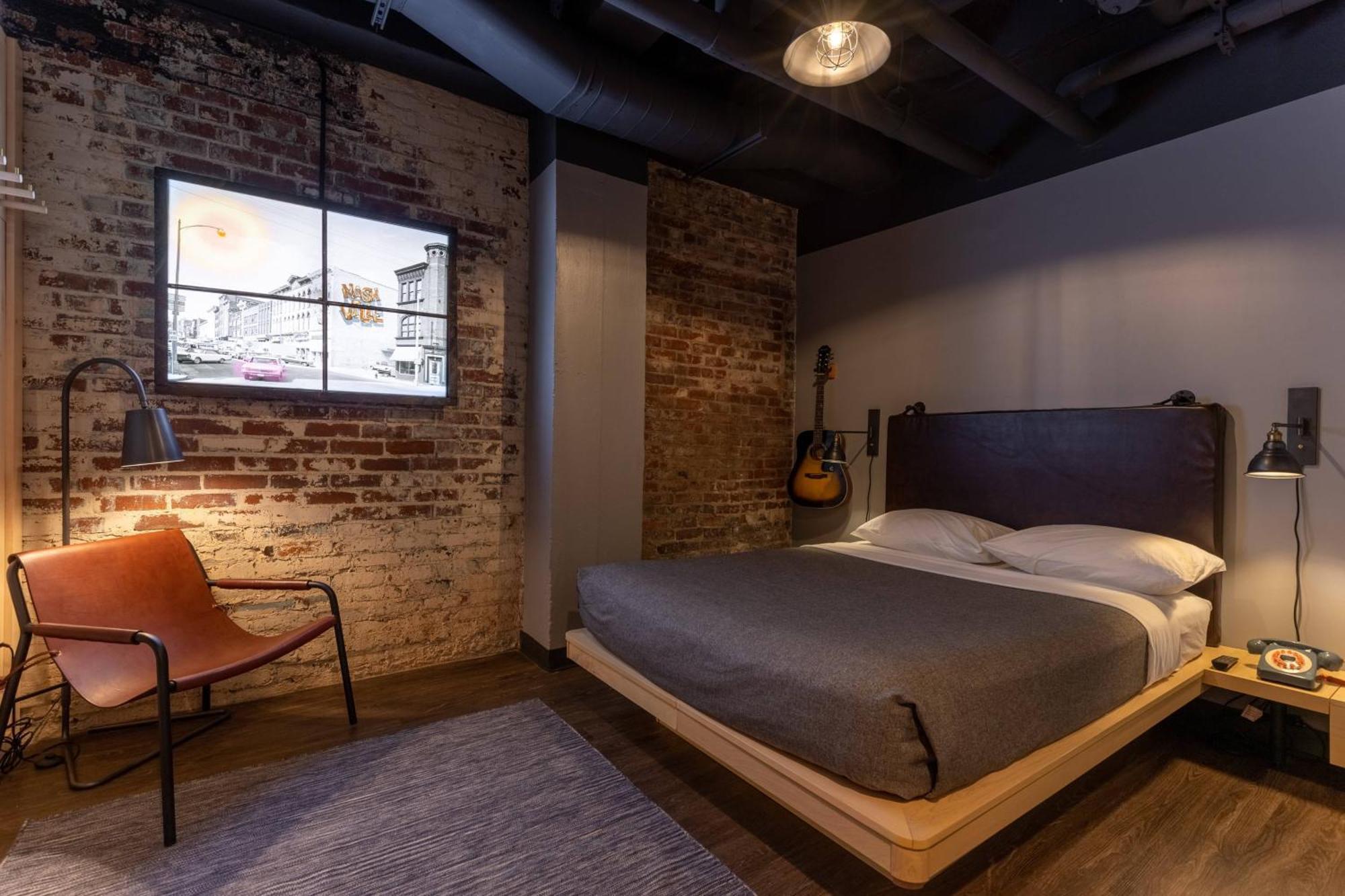 Queen Room without Window